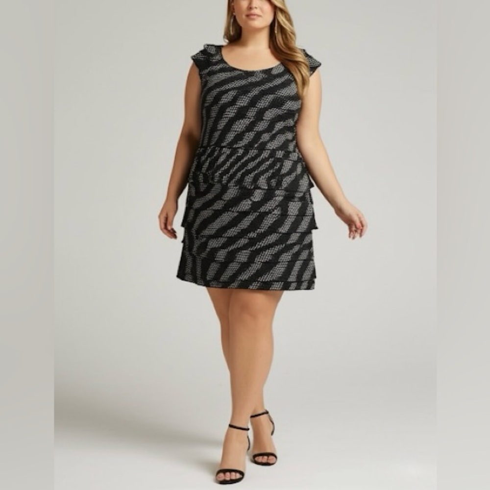 Adrianna Papell Pleated Black & White Layered Abstract Patterned Dress Size 18